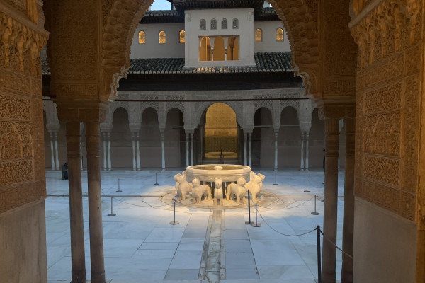 Fuente de los Leones de la Alhambra anocheciendo