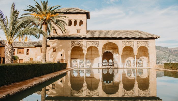 Alhambra reflejo de las columnas en el agua